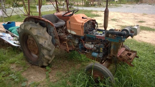 ขายเหมาสองคัน ฟอร์ดรุ่นรวงข้าว + คูโบต้า 30 แรง ติดเครื่องได้ ไม่มีแบต