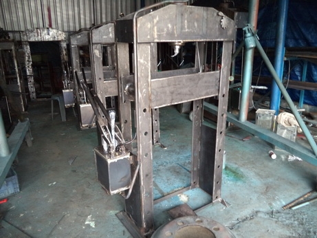 แท่นอัดไฮดรอลิค 100 ตัน