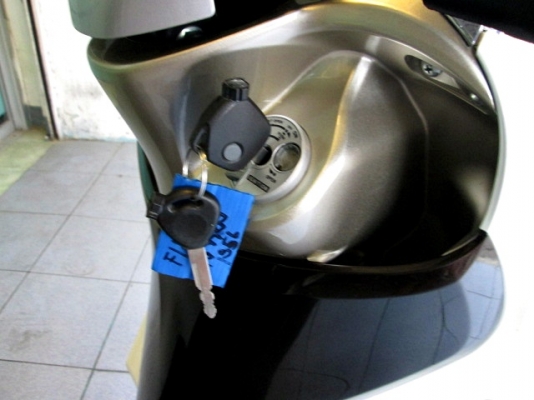 Fino fi พรีเมี่ยม สีขาวนํ้าตาล รถเดือน ก.ค. ปี56 ไมล์ 13759 โล รุ่นใหม่หัวฉีด กระบอกสูบ diasil ของแถม 2 รายการ 25900