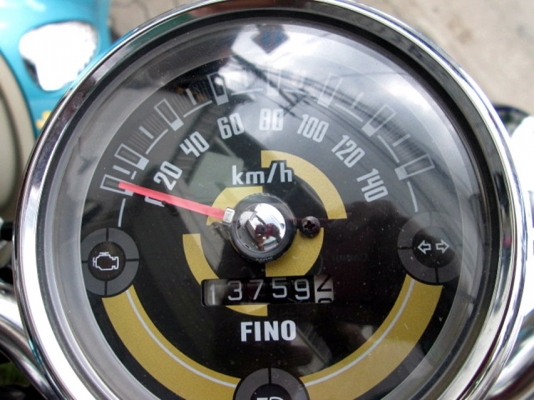 Fino fi พรีเมี่ยม สีขาวนํ้าตาล รถเดือน ก.ค. ปี56 ไมล์ 13759 โล รุ่นใหม่หัวฉีด กระบอกสูบ diasil ของแถม 2 รายการ 25900