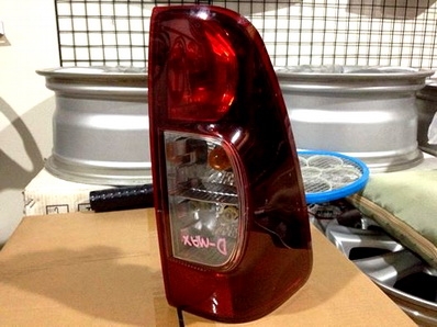 ---ขายแล้ว---ไฟท้ายข้างขวา อีซูซุD-Max พร้อมหลอดไฟ ปลั้กไฟครบ ตจว ส่งได้