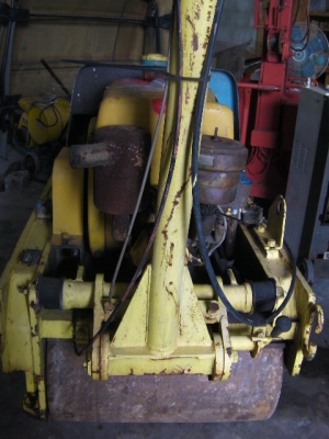 พิเศษลดราคาถึง 31/12/57 เท่านั้นรถบดเดินตามมีระบบสั่นสะเทือนในตัวยี่ห้อ WAKITA ราคา 83,000บาท   สภาพสวยพร้อมใช้งานเก่านอกของแท้พร้อมให้ทดสอบสินค้าได้เลย มีVDOการใช้งาน    http://www.youtube.com/watch?v=_BEY8EdA5O0&amp;list=UU7jfumM6Z3W1g54Zs8oq-jQ&amp;hd=