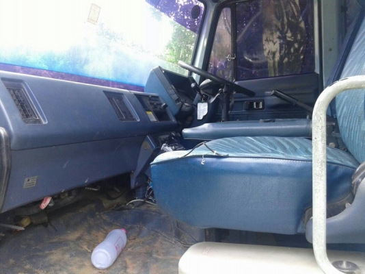 รถอีซูซุ 10 ล้อดั้ม 195 แรงม้า. ปี 39 สนใจติดต่อ 081 - 6079515 รถอีซูซุ 10 ล้อดั้ม 195 แรงม้า. ปี 39 สนใจติดต่อ 081 - 6079515