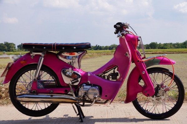 ขาย HONDA C 100 เครื่องดรีม ทะเบียนพร้อมโอน ภาษี พรบ 2556  ขาดปีเดียว เลขโครง เลข เครื่อง ตรงตามเล่ม ชัดเจน ครับ สภาพตามรูป เก็บ สี ตามบังลม กับ บังโคล หน้า สวยเลยครับ เครื่องดี พร้อมใช้ วิ่งไกล สบาย