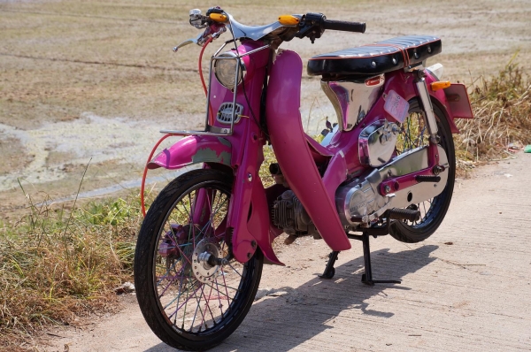 ขาย HONDA C 100 เครื่องดรีม ทะเบียนพร้อมโอน ภาษี พรบ 2556  ขาดปีเดียว เลขโครง เลข เครื่อง ตรงตามเล่ม ชัดเจน ครับ สภาพตามรูป เก็บ สี ตามบังลม กับ บังโคล หน้า สวยเลยครับ เครื่องดี พร้อมใช้ วิ่งไกล สบาย