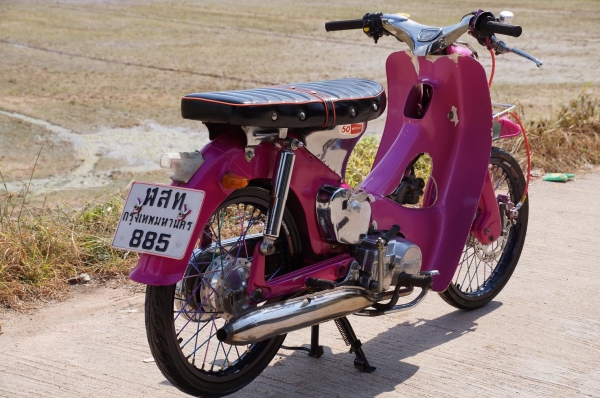 ขาย HONDA C 100 เครื่องดรีม ทะเบียนพร้อมโอน ภาษี พรบ 2556  ขาดปีเดียว เลขโครง เลข เครื่อง ตรงตามเล่ม ชัดเจน ครับ สภาพตามรูป เก็บ สี ตามบังลม กับ บังโคล หน้า สวยเลยครับ เครื่องดี พร้อมใช้ วิ่งไกล สบาย