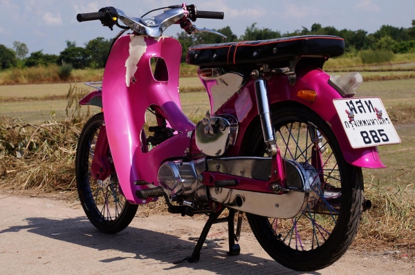 ขาย HONDA C 100 เครื่องดรีม ทะเบียนพร้อมโอน ภาษี พรบ 2556  ขาดปีเดียว เลขโครง เลข เครื่อง ตรงตามเล่ม ชัดเจน ครับ สภาพตามรูป เก็บ สี ตามบังลม กับ บังโคล หน้า สวยเลยครับ เครื่องดี พร้อมใช้ วิ่งไกล สบาย