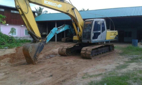 **920,000 บ.ต่อรอง**ขายแบคโฮ KOBELCO MARK/// SK200 เก๋งเทา S.No. ไฟฟ้าครบ เครื่องเดิมปั้มเดิม เครื่องแน่น แห้ง ไม่เยิ้ม แรงดี ปั้มเดิม K3V แห้ง แน่น แรงดี ทำงานดีเร็ว บูมอาร์มสวยไม่ปะไม่ร้าว บุ้งกี๋ดี หนา ไม่ผุ เอวแน่นดี ไม่มีร้าว ช่วงล่าง80\% เฟรมสวยหนาไม