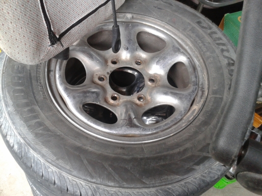 ล้อเหล็กโครเมี่ยมขอบ 15 พร้อมยาง 4500 บาท