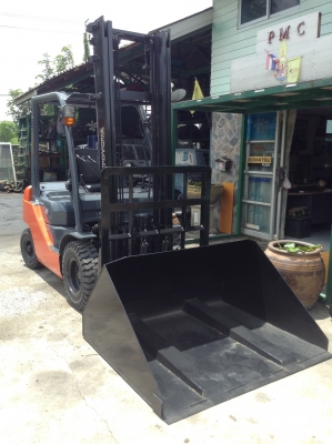 +++ ขายโฟล์คลิฟท์  TOYOTA  8FD25  ขนาด 2.5 ตัน  (รถนอก สภาพ 90\%)  เครื่องยนต์ดีเซล  เกียร์ธรรมดา  เสา 4 เมตร ฮิ้งค์โฟล์ค  ยางตัน  (ใช้งานประมาณ 5,000  ชม.)  ครับ  *** สนใจรายละเอียด  ราคา  คุยได้ครับ โทร. 081-659-7598 ครับ ***