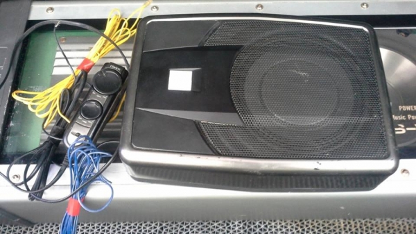 Sub Box Clarion พร้อมรีโมท วางใต้เบาะ เสียงตึบๆ