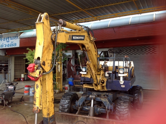 แบคโคร komutsu ล้อยาง 4wd ระบบเลี้ยว ทั้งสองเพลาเ