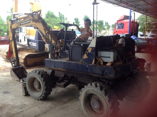 แบคโคร komutsu ล้อยาง 4wd ระบบเลี้ยว ทั้งสองเพลาเ แบคโคร komutsu ล้อยาง 4wd ระบบเลี้ยว ทั้งสองเพลาเ