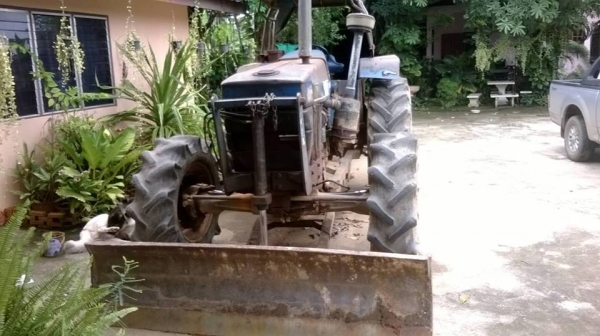 รถไถ FORd 6640 นิวฮอลแลนด์ ขับเคลื่อน 4 ล้อ มีหาง 4 และ ใบดันหน้า