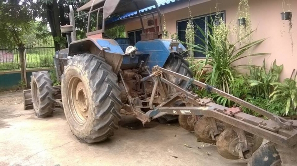 รถไถ FORd 6640 นิวฮอลแลนด์ ขับเคลื่อน 4 ล้อ มีหาง 4 และ ใบดันหน้า