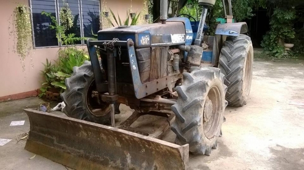 รถไถ FORd 6640 นิวฮอลแลนด์ ขับเคลื่อน 4 ล้อ มีหาง 4 และ ใบดันหน้า