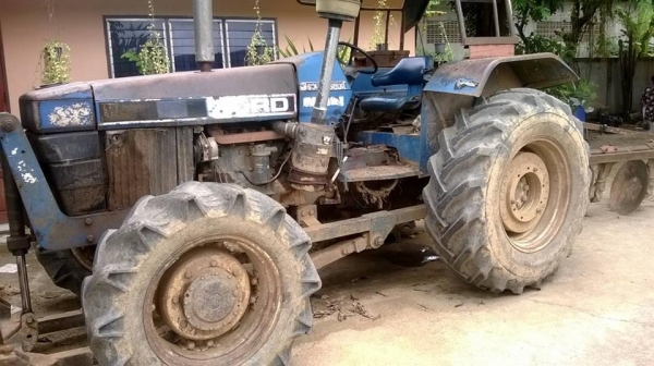 รถไถ FORd 6640 นิวฮอลแลนด์ ขับเคลื่อน 4 ล้อ มีหาง 4 และ ใบดันหน้า