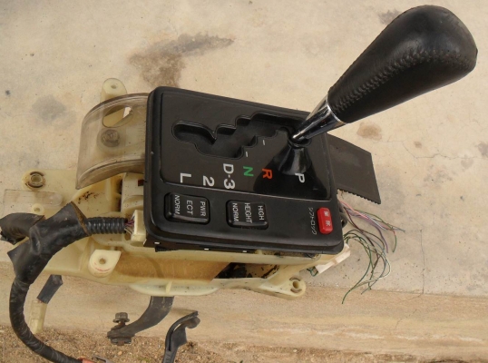 ขาย คอนโซล หน้า ของ โตโยต้า ไฮทอร์ก อันละ 800 (น่าจะแปลงใส่ ตอง1ได้ด้วย)