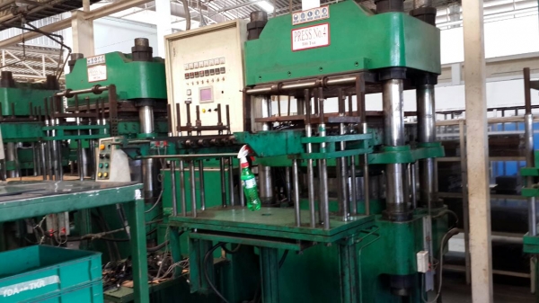 ชายเครื่องอัดยาง 500 ตัน 2 หัวปื2005เพลทกว้าง 850x1000 สโตก 450 มิลราคา 700,000 บาท ชายเครื่องอัดยาง 500 ตัน 2 หัวปื2005เพลทกว้าง 850x1000 สโตก 450 มิลราคา 700,000 บาท