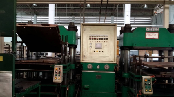 ชายเครื่องอัดยาง 500 ตัน 2 หัวปื2005เพลทกว้าง 850x1000 สโตก 450 มิลราคา 700,000 บาท ชายเครื่องอัดยาง 500 ตัน 2 หัวปื2005เพลทกว้าง 850x1000 สโตก 450 มิลราคา 700,000 บาท