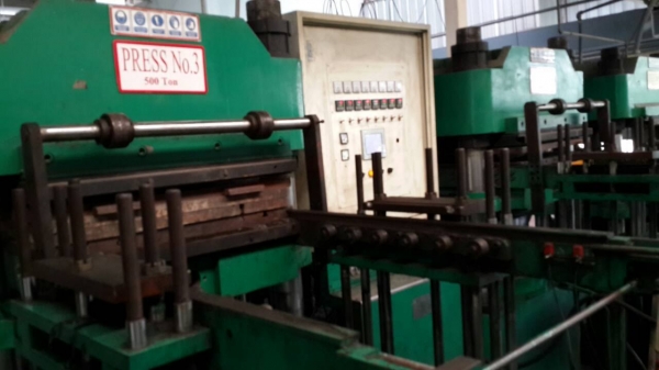 ชายเครื่องอัดยาง 500 ตัน 2 หัวปื2005เพลทกว้าง 850x1000 สโตก 450 มิลราคา 700,000 บาท ชายเครื่องอัดยาง 500 ตัน 2 หัวปื2005เพลทกว้าง 850x1000 สโตก 450 มิลราคา 700,000 บาท