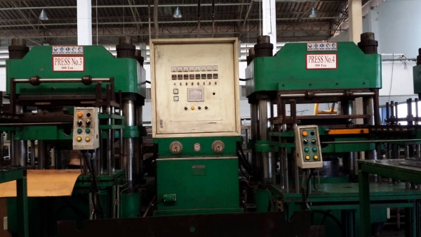 ชายเครื่องอัดยาง 500 ตัน 2 หัวปื2005เพลทกว้าง 850x1000 สโตก 450 มิลราคา 700,000 บาท