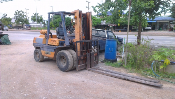 Sell> ขายรถโฟลค์ลิฟท์ TOYOTA 4.5 ตัน รุ่น 5 เครื่องดีเซล เกียร์ออโต้ รถใช้งานอยู่ที่ร้านทุกวันครับ เครื่องดี ปั้มดี ครับ