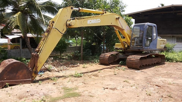 ***ขายแล้วครับขอบคุณ Truck2hand ขายแบคโฮราคาถูก KOBELCO MARK3 SK200 Sr.16085 เก๋งเทาแท้ เครื่องเดิมปั้มเดิม เครื่องดีแน่นดี แรงดี ไฟฟ้าตัด แอร์ไม่มี เอวแน่นตึ๊บ ไม่มีแตก ช่วงล่างใหญ่ โซ่หนาใหญ่ 43ข้อ แคเรียใหม่ สป็อคเก็ตใหม่ ล้อนำดี โรลเลอร์หลวม แต่ไม่แตก