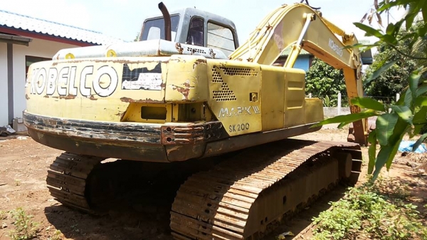 ***ขายแล้วครับขอบคุณ Truck2hand ขายแบคโฮราคาถูก KOBELCO MARK3 SK200 Sr.16085 เก๋งเทาแท้ เครื่องเดิมปั้มเดิม เครื่องดีแน่นดี แรงดี ไฟฟ้าตัด แอร์ไม่มี เอวแน่นตึ๊บ ไม่มีแตก ช่วงล่างใหญ่ โซ่หนาใหญ่ 43ข้อ แคเรียใหม่ สป็อคเก็ตใหม่ ล้อนำดี โรลเลอร์หลวม แต่ไม่แตก