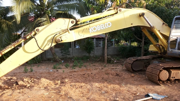 ***ขายแล้วครับขอบคุณ Truck2hand ขายแบคโฮราคาถูก KOBELCO MARK3 SK200 Sr.16085 เก๋งเทาแท้ เครื่องเดิมปั้มเดิม เครื่องดีแน่นดี แรงดี ไฟฟ้าตัด แอร์ไม่มี เอวแน่นตึ๊บ ไม่มีแตก ช่วงล่างใหญ่ โซ่หนาใหญ่ 43ข้อ แคเรียใหม่ สป็อคเก็ตใหม่ ล้อนำดี โรลเลอร์หลวม แต่ไม่แตก