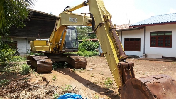 ***ขายแล้วครับขอบคุณ Truck2hand ขายแบคโฮราคาถูก KOBELCO MARK3 SK200 Sr.16085 เก๋งเทาแท้ เครื่องเดิมปั้มเดิม เครื่องดีแน่นดี แรงดี ไฟฟ้าตัด แอร์ไม่มี เอวแน่นตึ๊บ ไม่มีแตก ช่วงล่างใหญ่ โซ่หนาใหญ่ 43ข้อ แคเรียใหม่ สป็อคเก็ตใหม่ ล้อนำดี โรลเลอร์หลวม แต่ไม่แตก