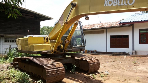 ***ขายแล้วครับขอบคุณ Truck2hand ขายแบคโฮราคาถูก KOBELCO MARK3 SK200 Sr.16085 เก๋งเทาแท้ เครื่องเดิมปั้มเดิม เครื่องดีแน่นดี แรงดี ไฟฟ้าตัด แอร์ไม่มี เอวแน่นตึ๊บ ไม่มีแตก ช่วงล่างใหญ่ โซ่หนาใหญ่ 43ข้อ แคเรียใหม่ สป็อคเก็ตใหม่ ล้อนำดี โรลเลอร์หลวม แต่ไม่แตก