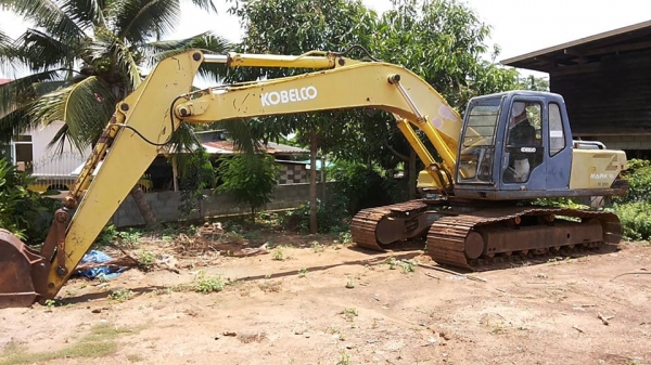 ***ขายแล้วครับขอบคุณ Truck2hand ขายแบคโฮราคาถูก KOBELCO MARK3 SK200 Sr.16085 เก๋งเทาแท้ เครื่องเดิมปั้มเดิม เครื่องดีแน่นดี แรงดี ไฟฟ้าตัด แอร์ไม่มี เอวแน่นตึ๊บ ไม่มีแตก ช่วงล่างใหญ่ โซ่หนาใหญ่ 43ข้อ แคเรียใหม่ สป็อคเก็ตใหม่ ล้อนำดี โรลเลอร์หลวม แต่ไม่แตก