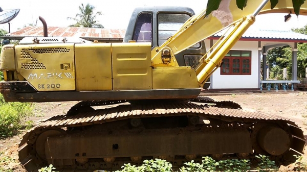 ***ขายแล้วครับขอบคุณ Truck2hand ขายแบคโฮราคาถูก KOBELCO MARK3 SK200 Sr.16085 เก๋งเทาแท้ เครื่องเดิมปั้มเดิม เครื่องดีแน่นดี แรงดี ไฟฟ้าตัด แอร์ไม่มี เอวแน่นตึ๊บ ไม่มีแตก ช่วงล่างใหญ่ โซ่หนาใหญ่ 43ข้อ แคเรียใหม่ สป็อคเก็ตใหม่ ล้อนำดี โรลเลอร์หลวม แต่ไม่แตก