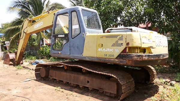 ***ขายแล้วครับขอบคุณ Truck2hand ขายแบคโฮราคาถูก KOBELCO MARK3 SK200 Sr.16085 เก๋งเทาแท้ เครื่องเดิมปั้มเดิม เครื่องดีแน่นดี แรงดี ไฟฟ้าตัด แอร์ไม่มี เอวแน่นตึ๊บ ไม่มีแตก ช่วงล่างใหญ่ โซ่หนาใหญ่ 43ข้อ แคเรียใหม่ สป็อคเก็ตใหม่ ล้อนำดี โรลเลอร์หลวม แต่ไม่แตก