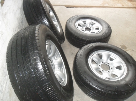 ล้อกะทะ 16นิ้ว 6รู พร้อมยาง 265/70R16ปี10 สวยๆ 4 ล้อ ราคา 6900 บาท