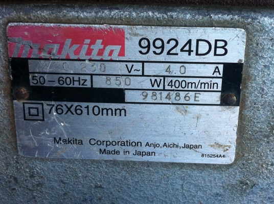 เครื่องขัดกระดาษทราย MAKITA แบบรถถังพร้อมใช้การทำงานขัดได้ดีได้ปรืมาณมากว่าคนขัดหลายเท่า