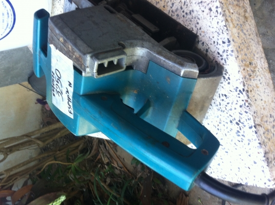 เครื่องขัดกระดาษทราย MAKITA แบบรถถังพร้อมใช้การทำงานขัดได้ดีได้ปรืมาณมากว่าคนขัดหลายเท่า