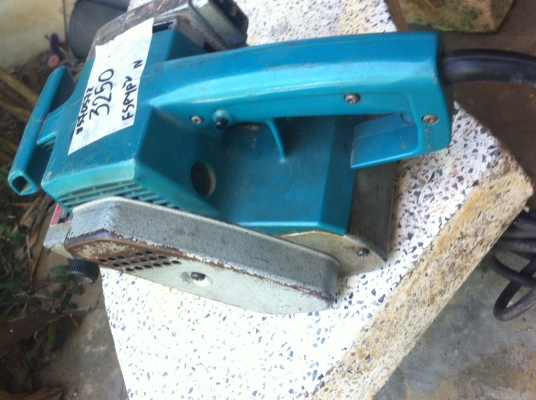 เครื่องขัดกระดาษทราย MAKITA แบบรถถังพร้อมใช้การทำงานขัดได้ดีได้ปรืมาณมากว่าคนขัดหลายเท่า