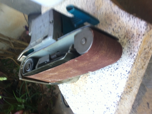 เครื่องขัดกระดาษทราย MAKITA แบบรถถังพร้อมใช้การทำงานขัดได้ดีได้ปรืมาณมากว่าคนขัดหลายเท่า