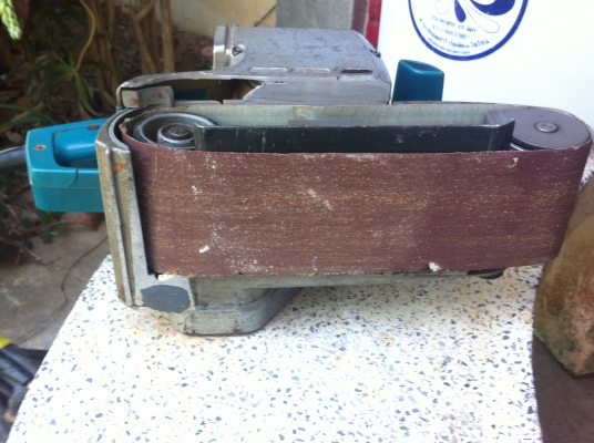 เครื่องขัดกระดาษทราย MAKITA แบบรถถังพร้อมใช้การทำงานขัดได้ดีได้ปรืมาณมากว่าคนขัดหลายเท่า