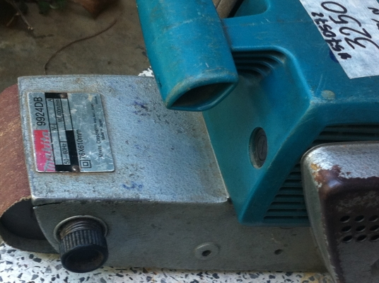 เครื่องขัดกระดาษทราย MAKITA แบบรถถังพร้อมใช้การทำงานขัดได้ดีได้ปรืมาณมากว่าคนขัดหลายเท่า