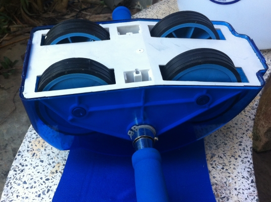 เครื่องออกกำลังกายแบบลูกกลิ่งดันเลื่อนออกไป และจะถูกดันกลับมาด้วยแรงจากสปริงในตัว