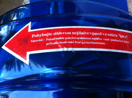 เครื่องออกกำลังกายแบบลูกกลิ่งดันเลื่อนออกไป และจะถูกดันกลับมาด้วยแรงจากสปริงในตัว