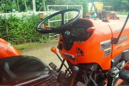 ขายรถไถ Kubota L 4708 (4WD) พร้อมดันหน้าและผาน5 ตราช้าง รถไร่ สีเดิม เครื่องแน่นๆ