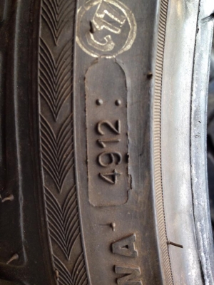 ขายยาง ACHILLES  215-40-18 ปลายปี12 ดอกเต็ม เกือบไหม่ ไม่เคยใช้ในไทย ติดล้อญี่ปุ่น มาครับ