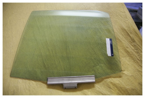 ขายกระจกประตูหลังซ้าย Benz 190E