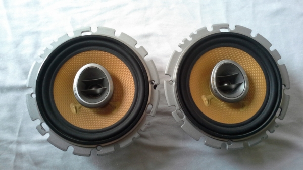 ลำโพง Pioneer 6"  แกนร่วมสองทาง  120W วอยเคฟล่า  มีทุ่น capa