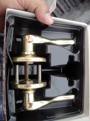 ขายครับมือบิดประตู มี 500 กว่าชุด ราคา 180 บาท เเบ่งได้  USA