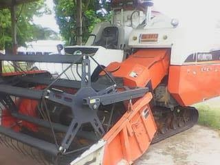***ขายแล้วครับขอบคุณ Truck2hand ขายรถเกี่ยวข้าวแบบรองกระสอบ+เทเลอร์  KUBOTA DC60 Plus ปี54 โฉมตัวสุดท้าย ใช้งาน 9xx ชม.  เครื่องดี ปั้มดี แน่น แรงดี ทำงานดีเร็ว คล่องตัว ช่วงล่าง80-90\%  บอดี้สวยเดิม บาง สีสันสวย พร้อมทำงานสุดๆ ขายพร้อมเทเลอร์ สภาพดี พื้นด
